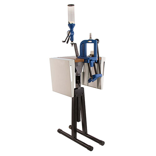Der Frankford Arsenal® Platinum Series Reloading Stand ist perfekt für begrenzten Platz, faltbar und bietet eine stabile Holzfläche für Pressen und Werkzeuge.