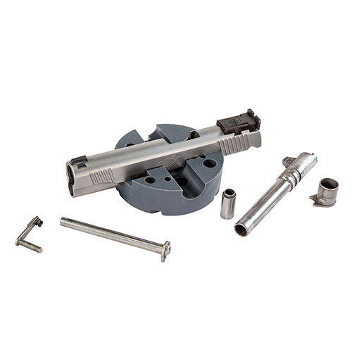Il Wheeler Universal Bench Block è realizzato in uretano non marcante, ideale per M1911 e altre armi come le 10/22, offrendo stabilità e protezione durante il lavoro.