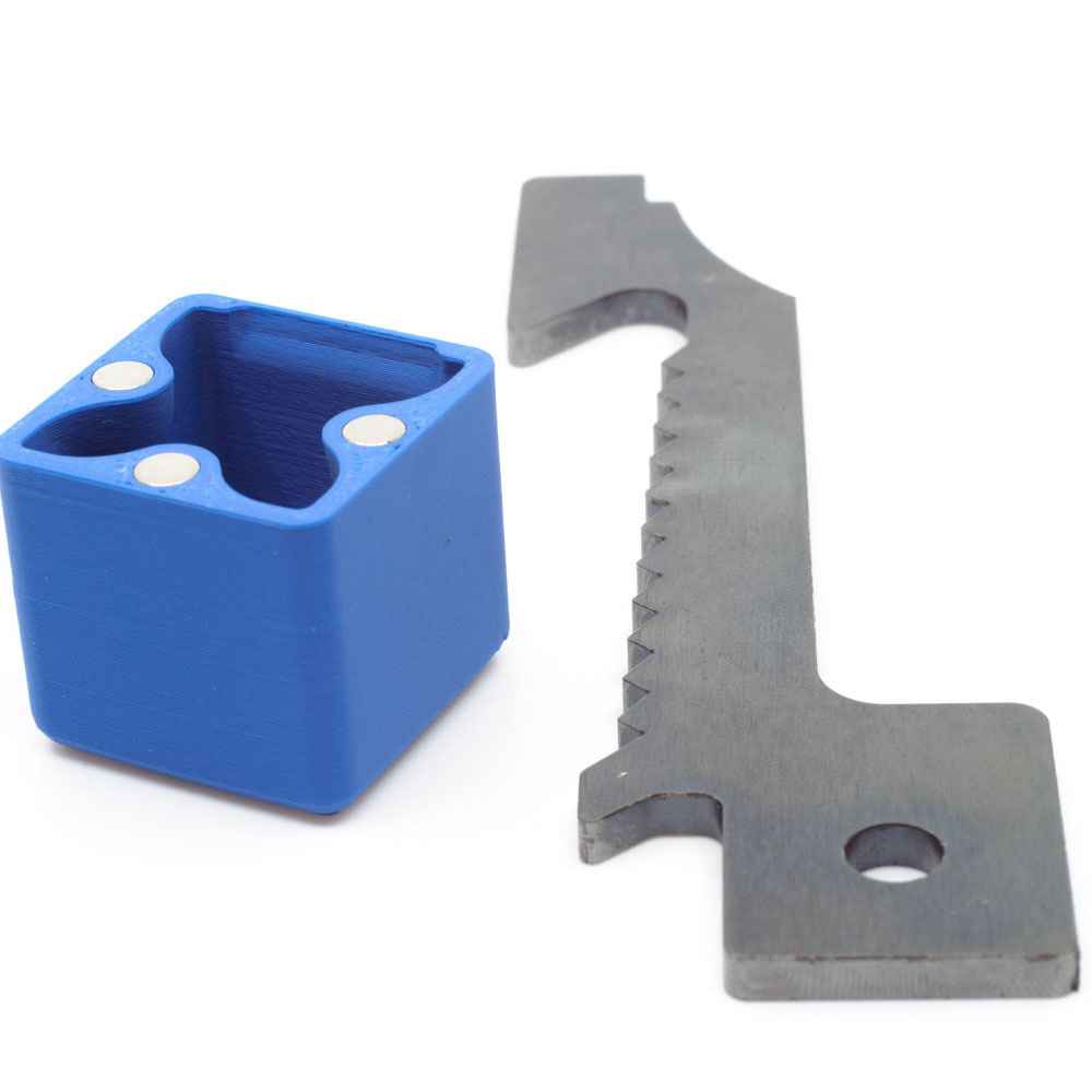 Mit dem ARMANOV Primer Magazine Tube Discharge System für Dillon Super 1050 sammelst du verlorene Zündhütchen effizient in einer magnetischen Auffangschale.