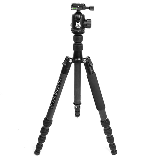 Le trépied ULFHEDNAR, léger (1,38kg) et stable, s'étend jusqu'à 160cm, supporte 12kg et est compatible avec les rails Arca pour une polyvalence optimale.