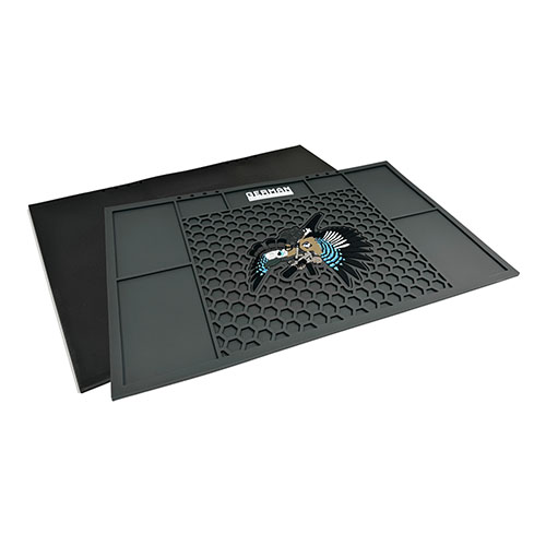 Die Maintenance Mat von GERMAN TACTICAL SYSTEMS hält deine Pistole sauber und organisiert, mit einer hexagonalen Oberfläche und praktischen Haltern für Werkzeuge.