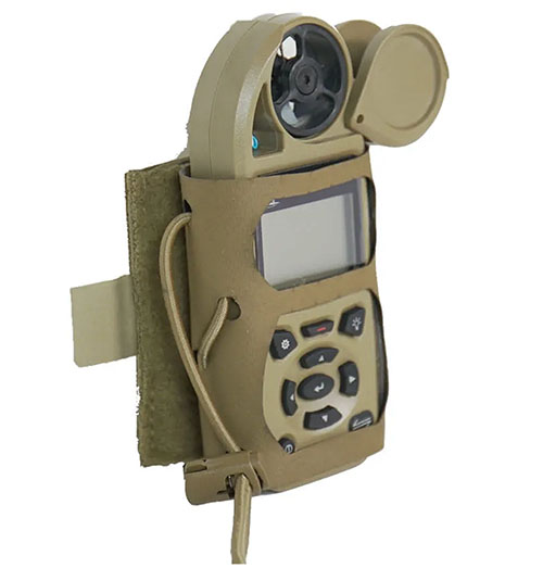 Monitora le letture meteorologiche Kestrel senza posare il fucile. L'ATI Wind Wrap si attacca facilmente a slings, MALICE Clips o gambe di treppiedi, ideale per cambi rapidi.