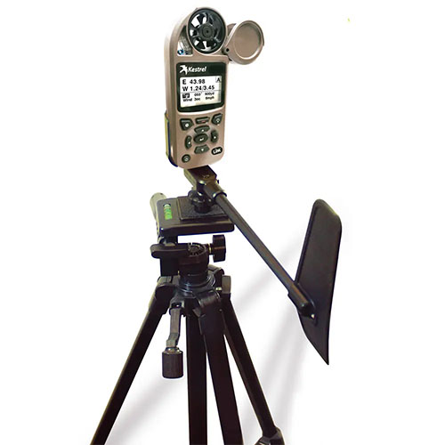 Il supporto rotante Kestrel e la custodia MOLLE offrono montaggio sicuro, misurazioni precise del vento e opzioni di trasporto versatili per il Kestrel 5000.