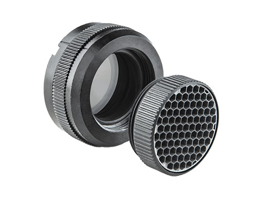 Il MEPRO M22 POLARIZER migliora la visibilità e riduce i riflessi, mentre il kit FLASHGUARD offre protezione extra per un'esperienza di tiro ottimale.