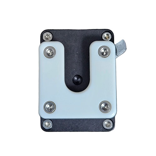 Le Clamp Lock W/Locking offre une fixation sécurisée, une compatibilité avec les sangles, et une orientation flexible, parfait pour ton équipement.