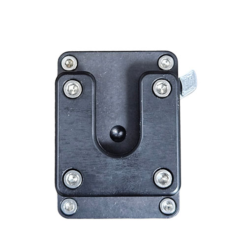 Le Clamp Lock W/Locking offre une fixation sécurisée et polyvalente, avec un levier de verrouillage ajustable et une compatibilité MOLLE pour tes équipements.