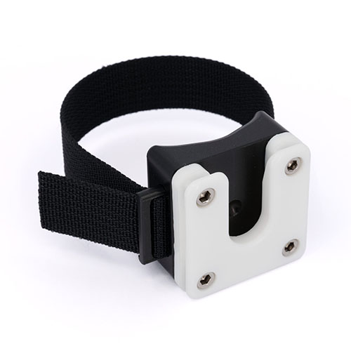 Il GripON è estremamente versatile, si adatta a binocoli, treppiedi e bottiglie, con un sistema di montaggio U-Plate Arca e una cinghia regolabile per una tenuta sicura.