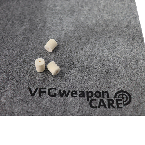 Il WEAPON PAD VFG è realizzato in feltro di alta qualità con un fondo in gomma antiscivolo, proteggendo in modo uniforme la tua arma e l'area di stoccaggio.