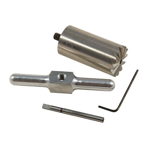 Il cutter per faccia a 90° in acciaio indurito permette di squadrate i musetti delle armi, riparando danni e dings, con manico e pilota intercambiabili.