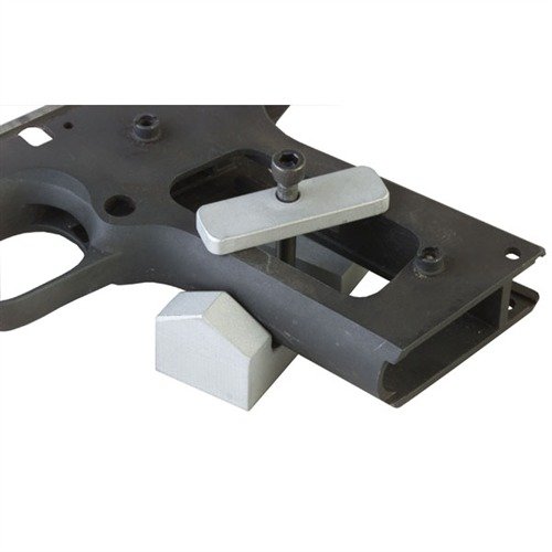 Der 1911 Checkering Guide sorgt für präzise Diamanten auf dem Front Strap, indem er eine stabile Führung für das Ansetzen der Checkering-Linien bietet.