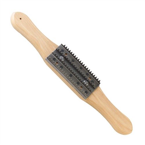 Le BUFFING WHEEL RAKE de BROWNELLS te permet de redresser facilement les roues en feutre et en muslin, absorbant efficacement le polish sans effort.