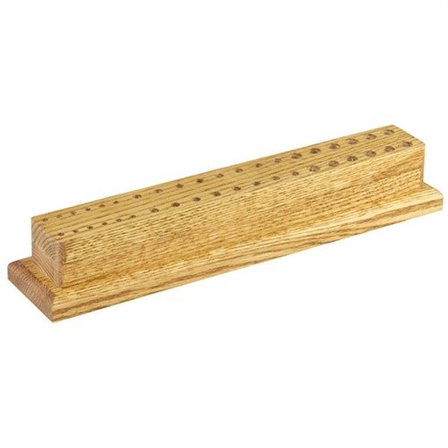 Il blocco in quercia compatto e resistente ha 40 fori per tenere a portata di mano punte, cacciaviti e strumenti, liberando spazio nella cassetta degli attrezzi.