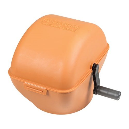 Der TURBO CASE/MEDIA SEPARATOR von LYMAN macht das Trennen von Medien und Hülsen einfacher mit einem stabilen Design, einem drehbaren Handgriff und einem dichten Verschluss.
