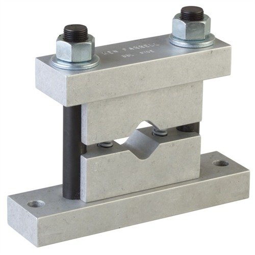 Der BARREL VISE von FARRELL INDUSTRIES bietet starke, präzise Aluminium-Jaws, die jeden Lauf sicher halten und wenig Platz auf deinem Arbeitsplatz benötigen.