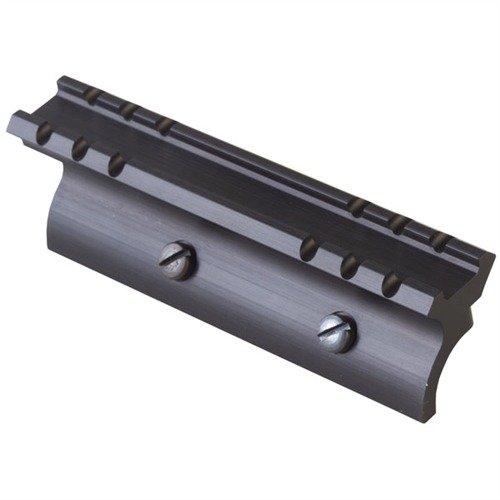 Mit der MOSSBERG M22 Super Side Scope Mount kannst du einfach Full-Size-Scopes oder Red-Dot-Optiken anbringen und die Original-Visiere beibehalten.