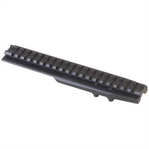 Maximiere die Präzision deiner M1 Carbine mit der robusten M6-B Forward Optic Mount, die eine stabile Basis für Scopes und Zielgeräte bietet.