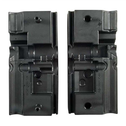 I blocchi ARMORER'S BLOCKS di TANGODOWN offrono supporto sicuro per la manutenzione della SCAR, evitando danni e consentendo operazioni professionali senza graffi.