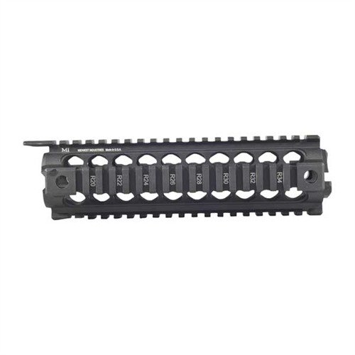 Il handguard MIDWEST INDUSTRIES AR-15/M16 offre un rail superiore monolitico, compatibilità con sistemi a pistone e 28 slot per accessori, tutto in alluminio anodizzato.