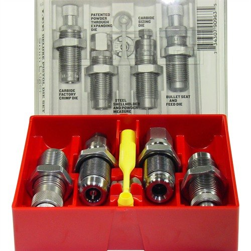 Das 4-DIE Deluxe Pistol Die Set für 9mm Luger enthält alles, was du brauchst: Carbide Full Length Sizing Die, Bullet Seating Die und mehr für einfaches Nachladen.