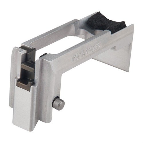 L'adattatore facile da installare consente di utilizzare i caricatori S&W M&P15-22 su AR-15 con un'unità di conversione CMMG, migliorando ricariche e indicazioni.