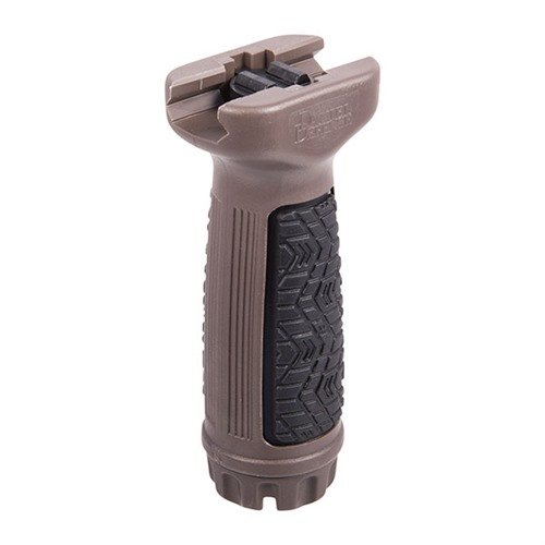 Der Daniel Defense Vertical Foregrip bietet einen rutschfesten Griff für besseren Halt und Komfort, passt auf Picatinny-Schienen und hat wasserdichten Stauraum.