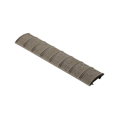 Il copri rail Picatinny AR-15 in polimero MAGPUL migliora la presa, protegge le rotaie dai danni e offre una superficie di presa testurizzata per un controllo migliore.