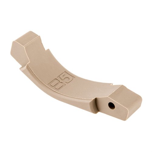 Der AR-15 Trigger Guard von B5 SYSTEMS bietet ein einfaches Upgrade, ermöglicht die Nutzung mit Handschuhen und behält die Swing Down-Funktion bei.