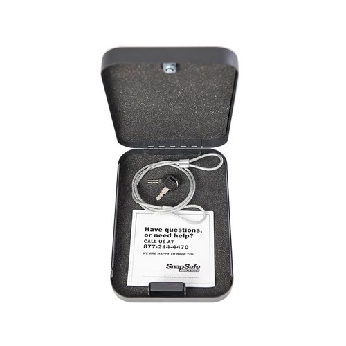 La Snap Safe Lock Box offre un sicuro stoccaggio per armi da fuoco e oggetti di valore, con una robusta costruzione in acciaio e cavo in acciaio da 16 gauge.
