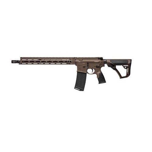 Il DDM4V7 di Daniel Defense offre un sistema a gas mid-length per un funzionamento più fluido, un canna forgiata a freddo e un handguard MFR XS 15.0 per accessori M-LOK.