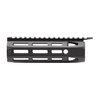 Das Daniel Defense Omega Rail ist ein leichtes, ergonomisches Upgrade mit M-LOK, das einfach zu installieren ist und keine Modifikationen an deiner Waffe erfordert.