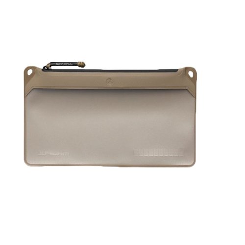 Die Magpul DAKA Pouch bietet eine robuste, wasserabweisende Konstruktion mit einem praktischen Fenster für einfache Organisation und ist ideal für Outdoor-Abenteuer.