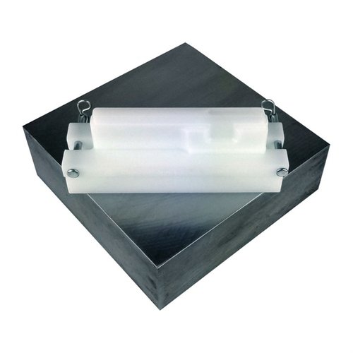 Der Obsidian Arms AR-15 Upper Receiver Vise Block aus HDPE schützt deine Oberteile vor Kratzern und Beschädigungen – inkl. Verriegelungsstifte für sicheren Halt.