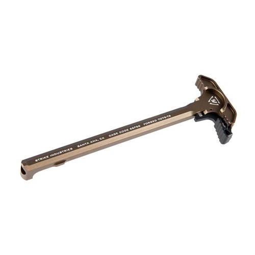 L'ARCH-EL Charging Handle di Strike Industries offre un design ergonomico, una superficie in alluminio resistente e una durata superiore, ideale per condizioni avverse.