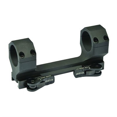 Die Delta Scope Mount von American Defense ist leicht, stark und bietet eine perfekte Verbindung für dein AR-15 mit einem QD Auto Lock Lever für sicheren Halt.