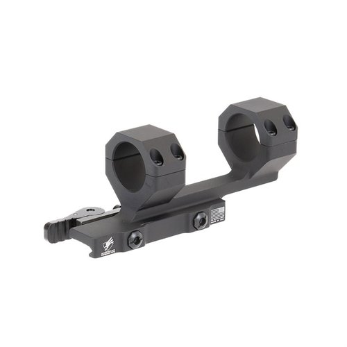 Die Delta Cantilever Scope Mount von American Defense ist leicht, stark und ermöglicht eine flexible Montage deiner Optik für optimale Augenabstände.