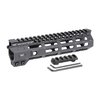 Die Midwest Industries Combat M-LOK Handguard bietet eine robuste, freischwebende Bauweise aus Aluminium, 7 M-LOK-Punkten und eine durchgehende Picatinny-Schiene.