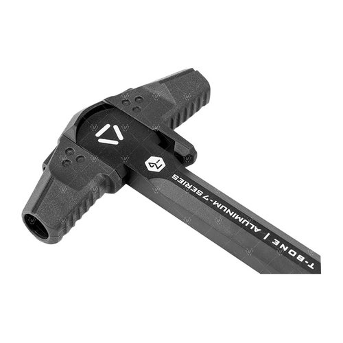 Il T-Bone Charging Handle di Strike Industries offre un sistema di reindirizzamento dei gas, costruzione leggera in alluminio 7000 e maniglie in SI PolyFlex per comfort e controllo.