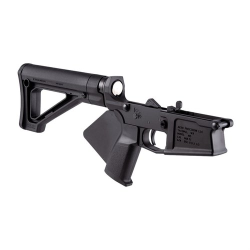 Il ricevitore inferiore completo Aero Precision M5 presenta un grip ergonomico Strike Industries e una calciatura fissa Magpul, ideale per costruzioni 'featureless'.