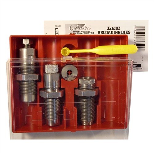 Il set di 3 die PACESETTER per 7.62x54R include un Full Length Sizing Die, un Bullet Seating Die, un Factory Crimp Die e accessori per una ricarica precisa.