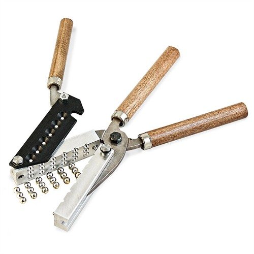 Le moule à balles BUCKSHOT de LEE PRECISION produit 18 billes liées par coulée, permettant de fabriquer plus de 2000 billes par heure. Précision et efficacité garanties!