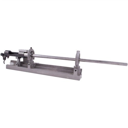 Il Forster Universal Sight Mounting Fixture offre precisione e facilità per montare ottiche su tutte le armi a otturatore, lever e pump, eliminando errori e rotture.