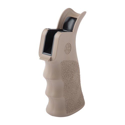 Il grip HOGUE AR-15 Overmolded Beavertail offre scanalature ergonomiche, texture antiscivolo e supporto per il palmo, resistente a oli e solventi.