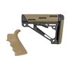 Das Hogue 2-teilige Kit bietet einen bequemen Finger-Groover Grip mit Cobblestone™-Muster und einen stabilen, zusammenklappbaren Mil-Spec Buttstock.