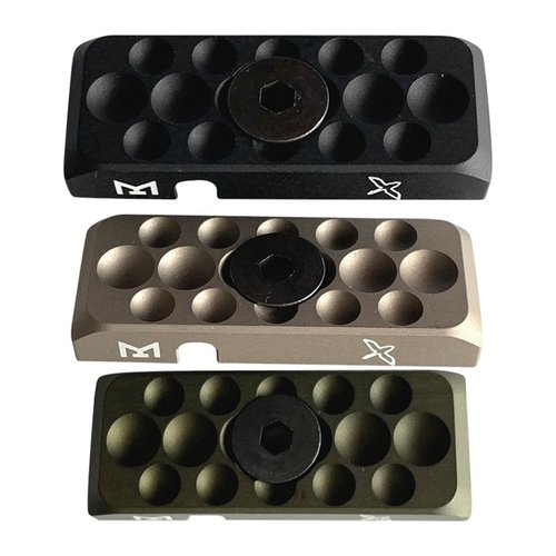 Il M-LOK Cable Management Panel offre un'installazione sicura e ordinata per cavi, realizzato in alluminio 6061, compatibile con MLOK e disponibile in vari colori.