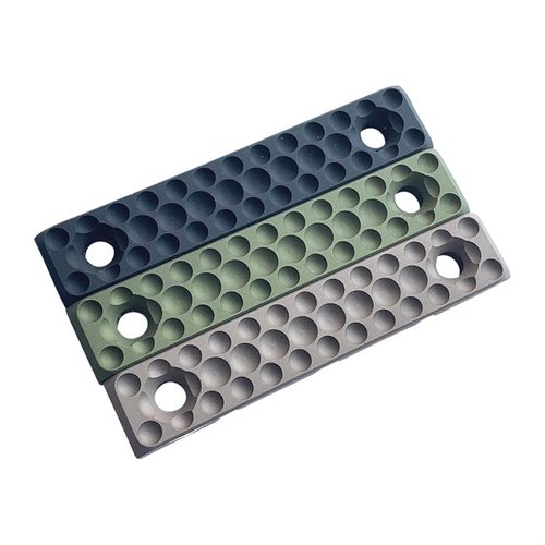 Il M-LOK Cable Management Panel offre un routing sicuro dei cavi, compatibile con MLOK, in alluminio anodizzato, progettato per durare e mantenere i cavi in posizione.