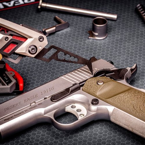 Il GUN TOOL AMP - 1911 di Real Avid è un multitool compatto e specializzato, progettato per 1911, con strumenti essenziali e design innovativo per un facile trasporto.