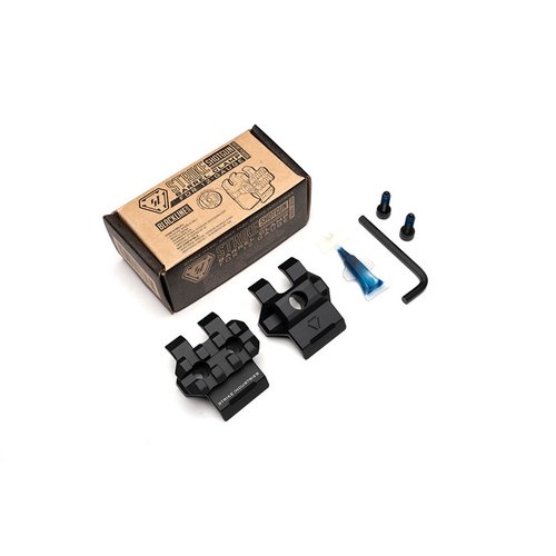 Der Strike Shotgun Barrel Clamp für 12-Gauge bietet eine Picatinny-Schiene für Zubehör und einen 360° QD-Anschluss für einen einfachen Sling-Transport.