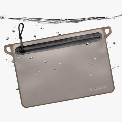 Die DAKA Waterproof Window Pouch von Magpul bietet 100% Wasserdichtigkeit, robuste YKK-Reissverschlüsse und eine transparente Fensterseite für einfache Identifikation.