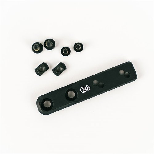 Il TORRENT LIGHT MOUNT offre un design versatile e robusto per il montaggio di luci su piattaforme M-LOK e Picatinny, garantendo una manipolazione ottimale dell'arma.