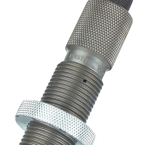 I dies di dimensionamento a lunghezza completa Forster offrono qualità superiore, tolleranze strette e un sistema E-Z Out per mantenere i colli delle munizioni concentrici.